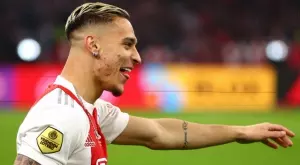 ВИДЕО: Как фен на Аякс открадна фланелката на Антони след мач