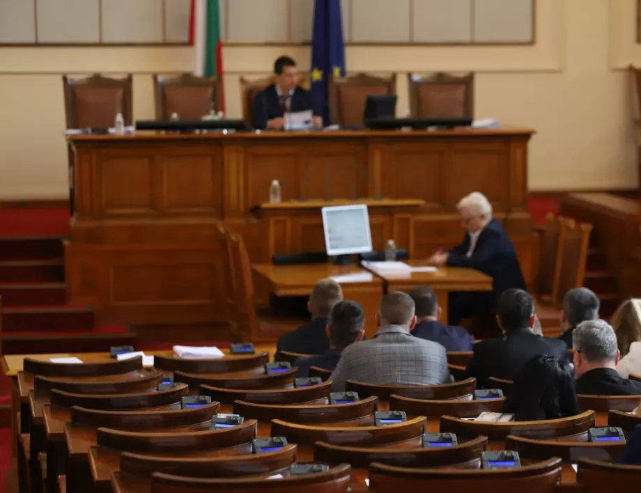 Депутат от ПП търси опозицията в кулоарите на парламента (ВИДЕО)