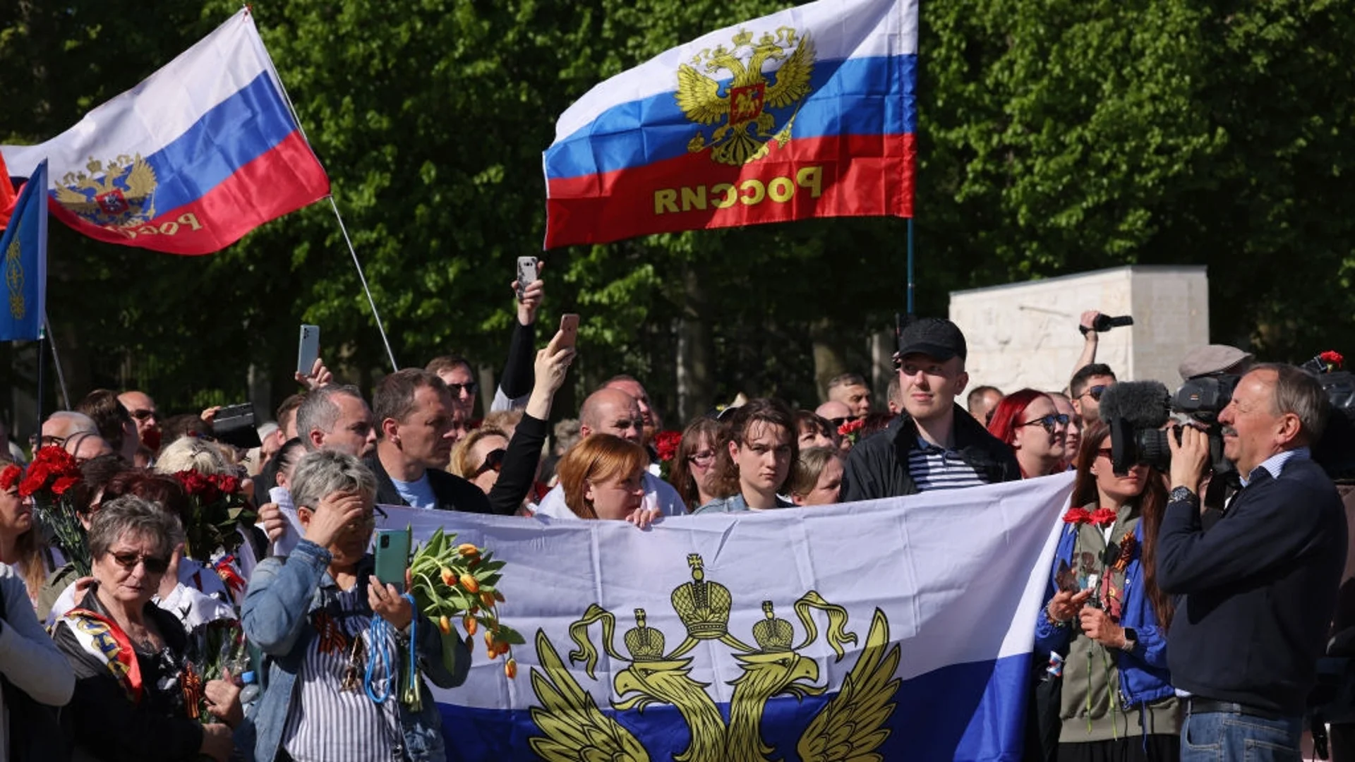 Напрежение в Дупница: Кмет и кандидат-депутат си правиха напук заради руското знаме