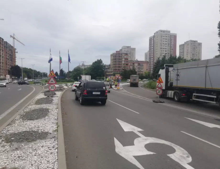 Община Бургас реагира на пропадане на пътя на влизане в града