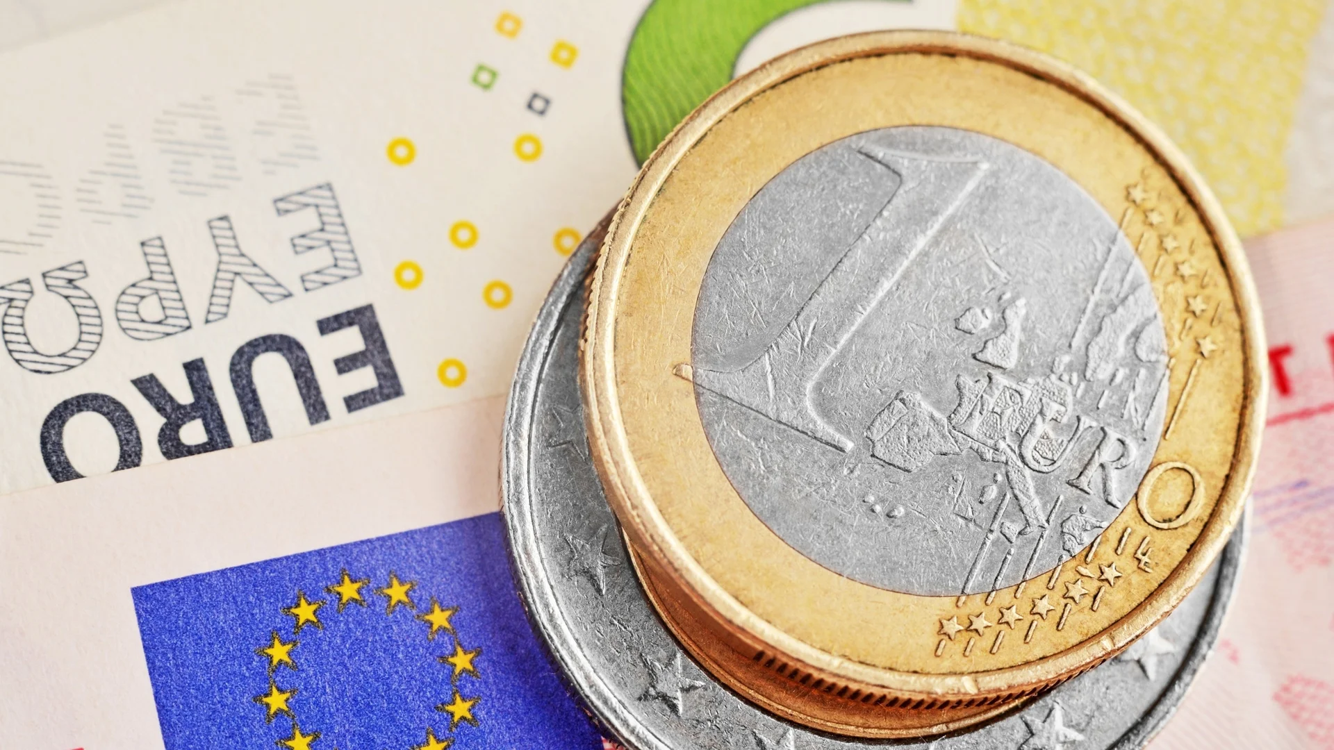 Накъде тръгна еврото в началото на седмицата?