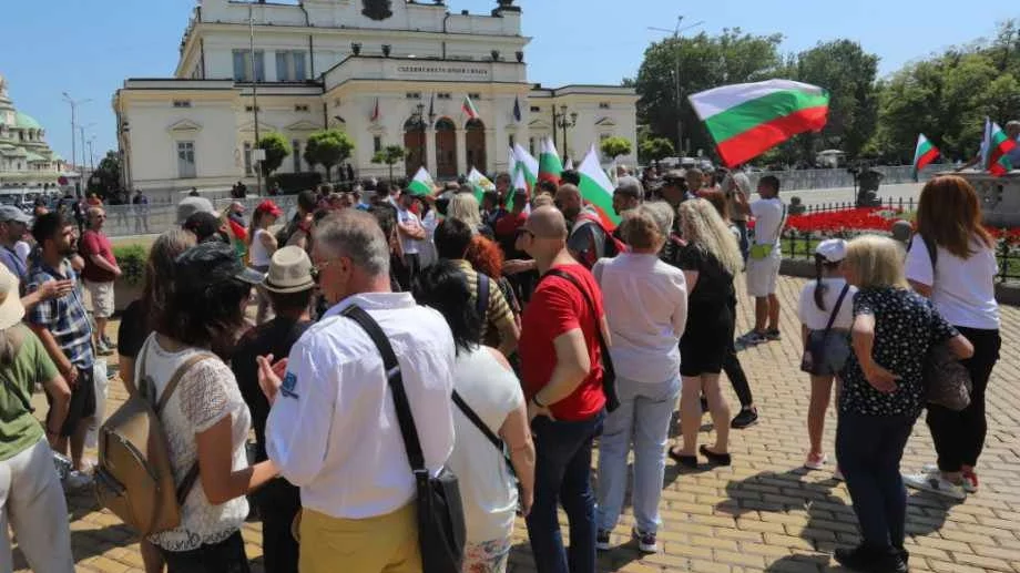 Коментар №3 на седмицата: Ако се стигне до граждански сблъсък, виновни ще са единствено простите политици