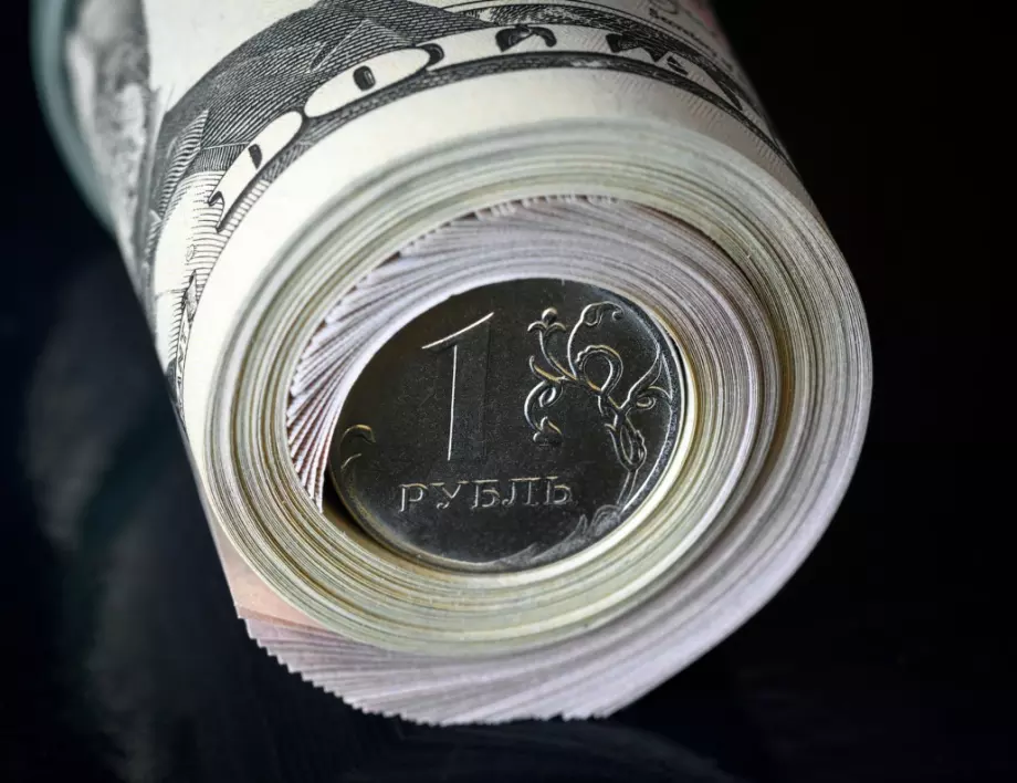 1 руска рубла вече е равна на 1 американски цент: Защо руската валута катастрофира и потъна дълбоко