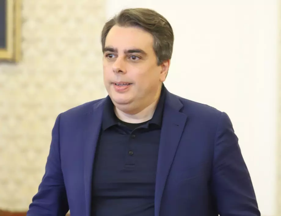 МФ: Караджов неправилно прехвърля отговорността за пътищата от АПИ към КЗК