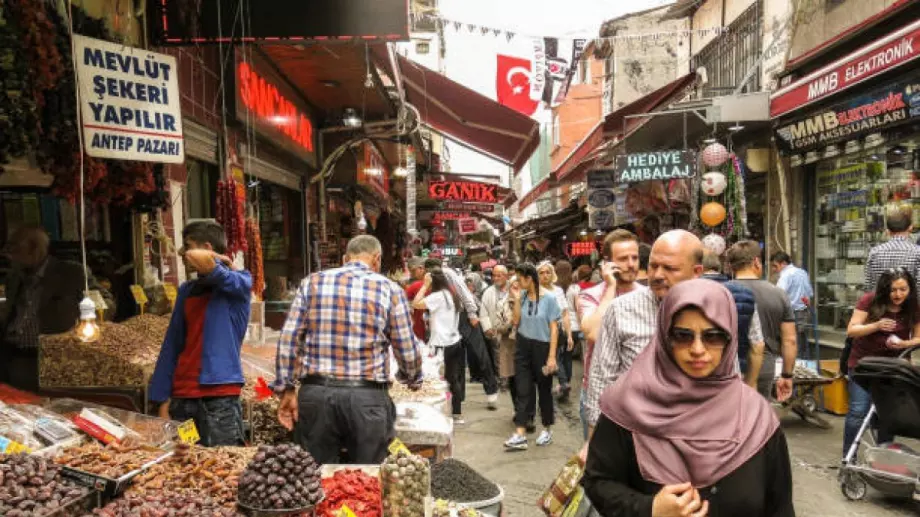 Турция вдигна минималната заплата за втори път през тази година
