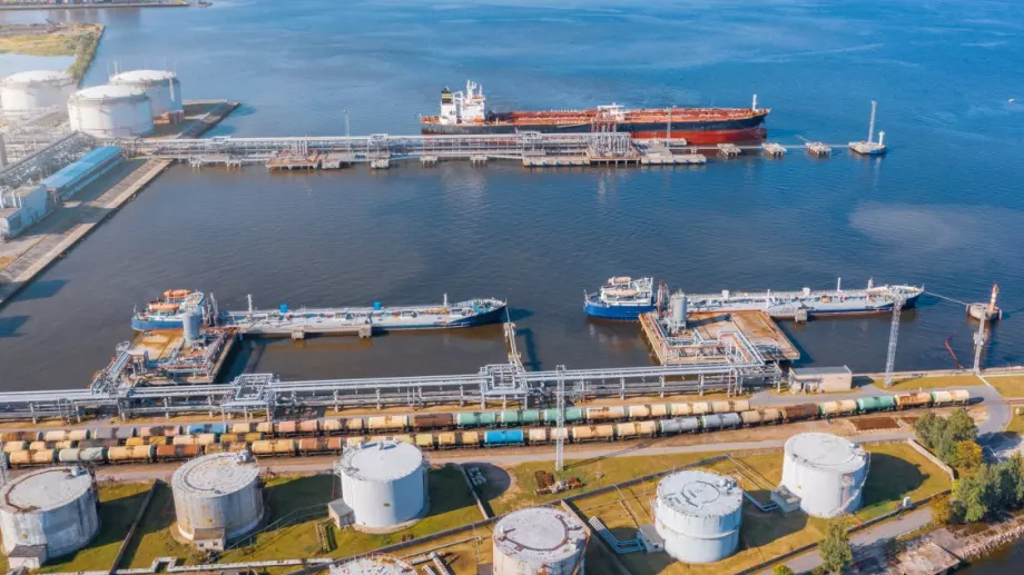 Служебният кабинет одобри прилагането на дерогацията за покупка, внос и трансфер на суров руски нефт
