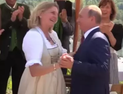 Жената, която танцува с Путин. Живее в руско село и хвали 