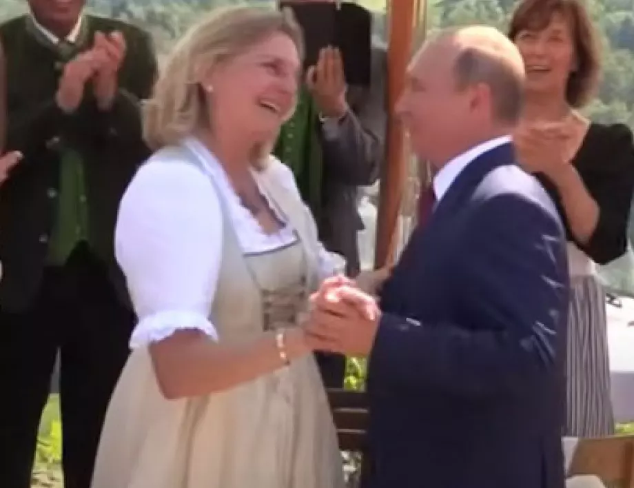 Жената, която танцува с Путин. Живее в руско село и хвали "прекрасната атмосфера" там