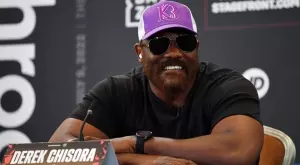 Пресконференцията на Дерек Чисора, на която летяха обиди, нападки и... маси? (ВИДЕО)