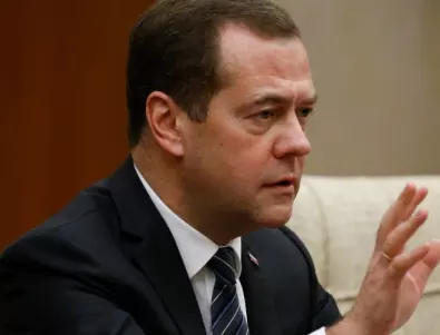Медведев провокира със снимка на руското знаме в центъра на Киев