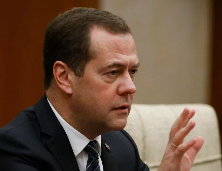 Медведев: Досадно е, че не уцелиха Зеленски