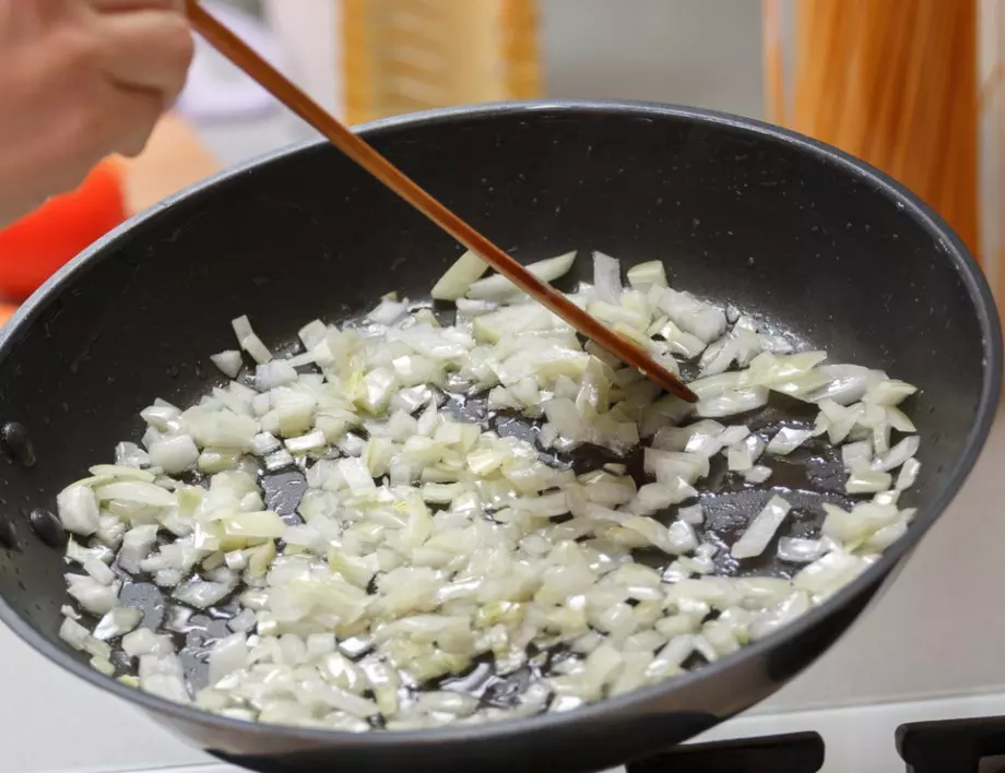 Лукът ще стане по-вкусен от всякога, ако го запържите с тези две съставки