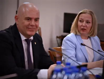 Йорданова призова Гешев да уведоми и родните депутати за експертизата на снимките на Борисов