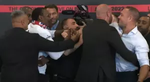 ВИДЕО: "Слизай ми от сцената, к**ко"! Пулев и Чисора се хванаха за гушите