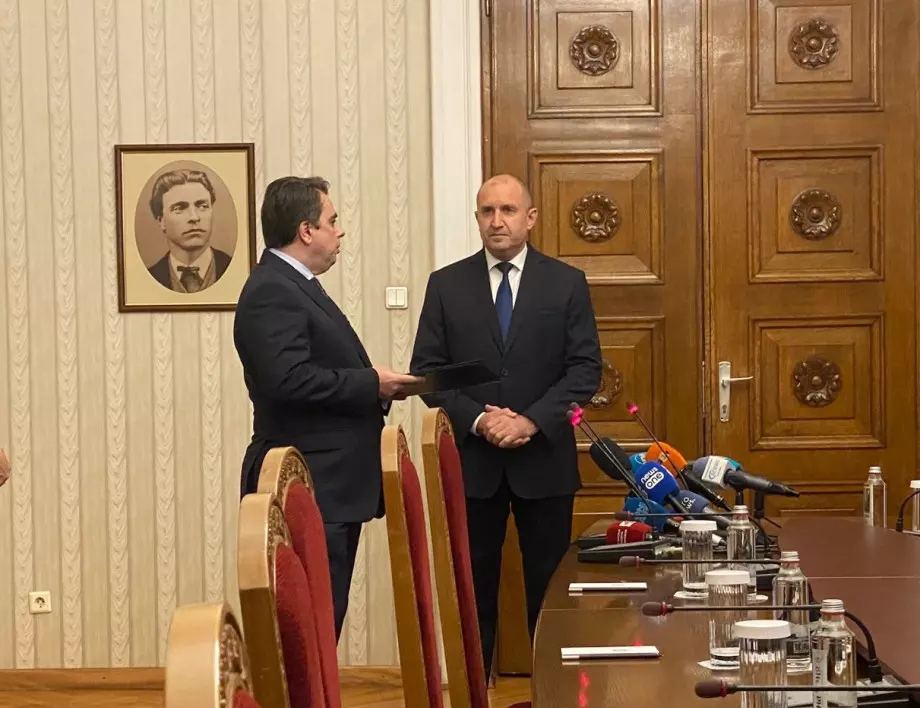 Василев върна на президента неизпълнения мандат на "Продължаваме промяната" (ВИДЕО)