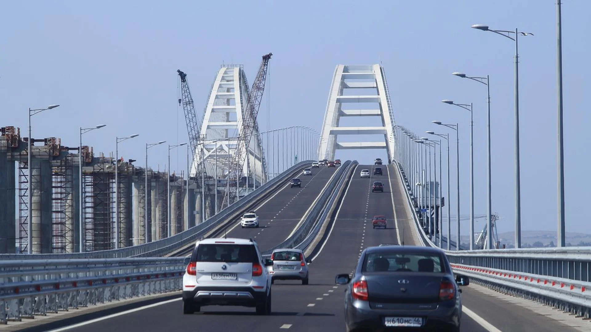Спряха за кратко движението по Кримския мост