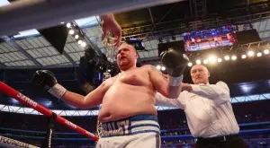 Зверски крошета повалиха 130-килограмов боксьор на галавечерта Пулев - Чисора (ВИДЕО)