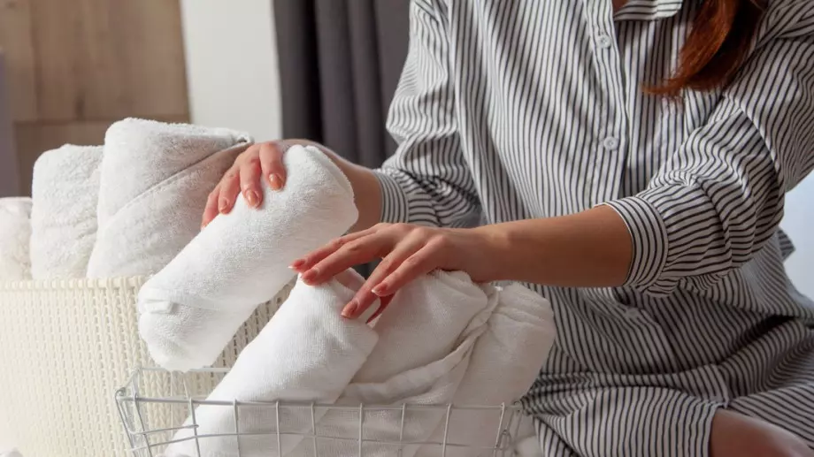 Само хитрите домакини знаят как да премахнат петната от кърпите без пране