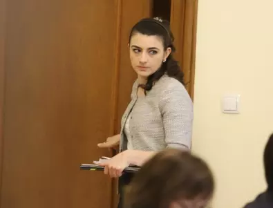 ГЕРБ страдат публично: Лена Бориславова за ротацията и споровете за МВнР