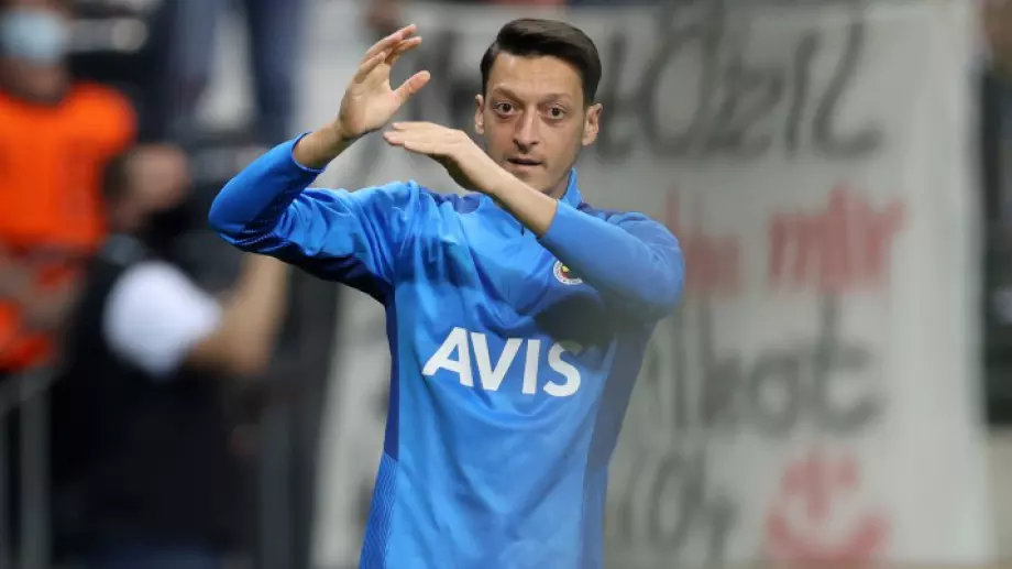 33-годишният Месут Йозил не спря с футбола - подписа с шести клуб в кариерата си