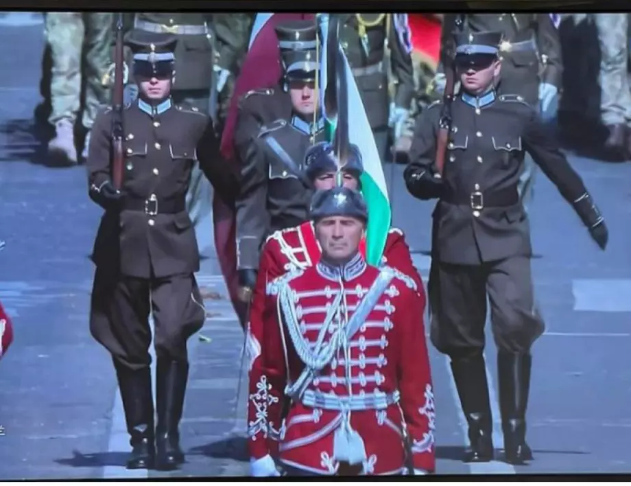 Български гвардейци поведоха парада по случай националния празник на Франция (СНИМКИ)
