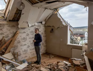 Руснаците пуснаха бомба над Нова Каховка, тя порази жилищни сгради (ВИДЕО)
