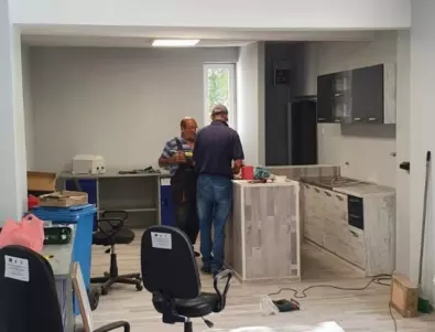 Завършват ремонта на пенсионерския клуб в центъра на Самоков