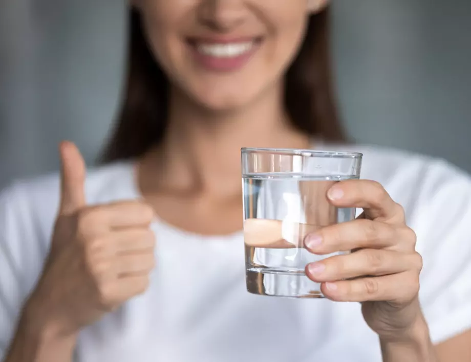 Лекар разкри защо ТРЯБВА да се пие вода по време на хранене