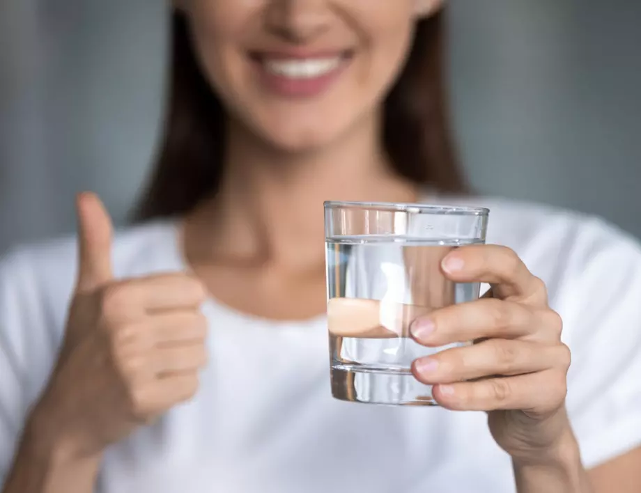 Учени: Пийте поне по 5 чаши вода на ден и вижте какво ще се случи със сърцето ви