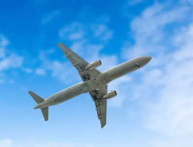 Пътник отвори вратата на самолет по време на полет (ВИДЕО)