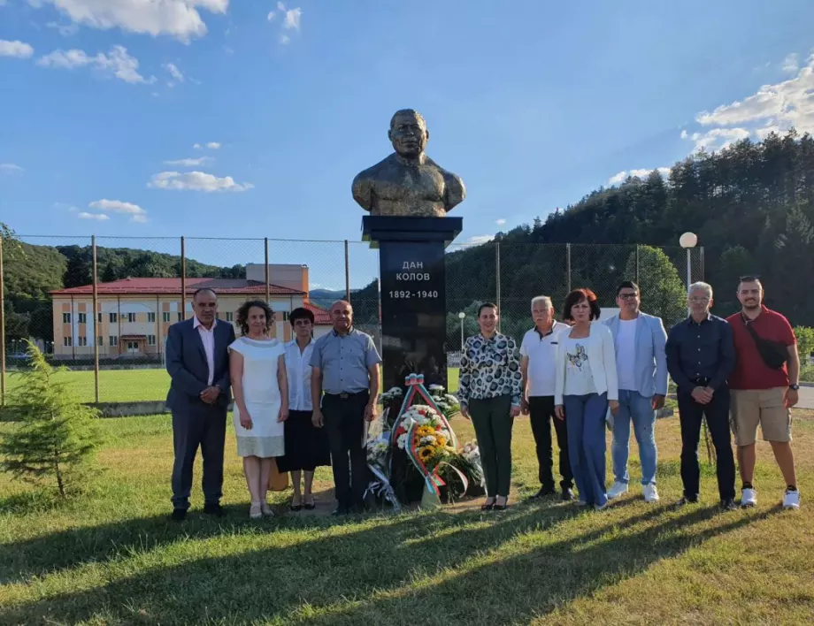 Откриха паметник на Дан Колов в Плачковци