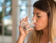 Лекар разкри кой трябва да пие по 2 л вода на ден