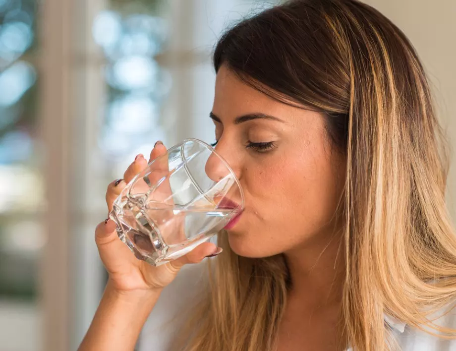 Лекар обясни по колко минерална вода трябва да се пие на ден