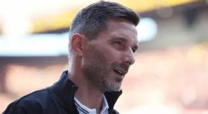 Какво направи треньорът на Хановер с мръсен бездомник, гледащ тренировката му?