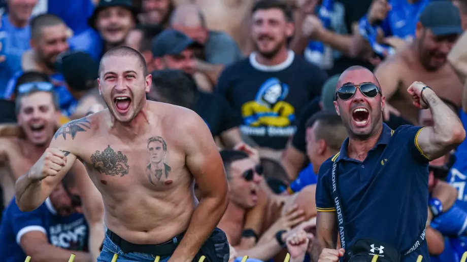 Екстаз в "синьо": Феновете на Левски взривиха "Герена" след гола на Уелтън! (ВИДЕО)