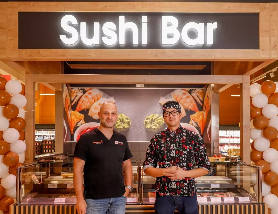 Азиатски шеф приготвя сушито в Kaufland