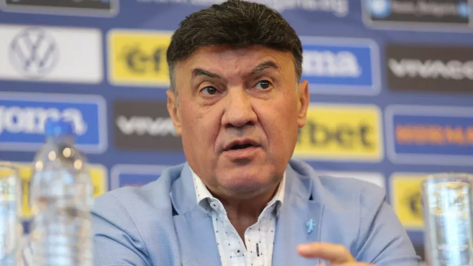 Михайлов: Моята оставка няма да помогне, "безработни" футболисти създават напрежението
