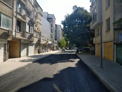 Улица в Бургас се сдоби с нов асфалт и тротоари