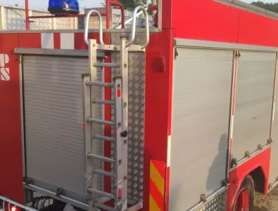 Два пожара в Хасково: Пламъци обхванаха тютюнев склад и покрив на къща