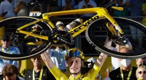 Два изстребителя F-16 и 25 000 души посрещнаха шампиона Вингегор (ВИДЕО)