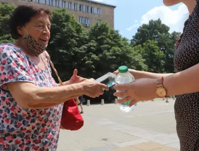 Доброволци на БЧК раздават вода в горещините