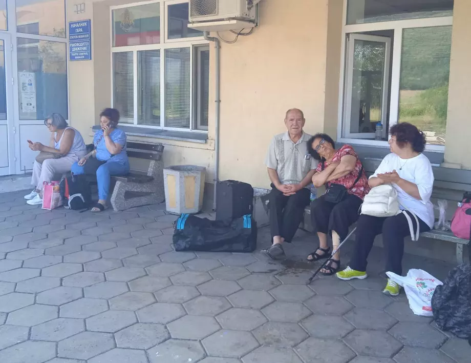 Пътници чакат влак над 6 часа в жегата
