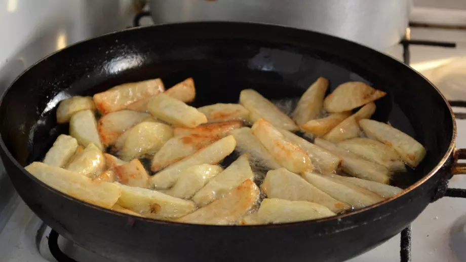 Направете това преди да сложите картофите в тигана и те не само няма да залепнат, но и ще са по-вкусни