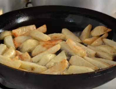Пържените картофи винаги ще са със златиста и хрупкава коричка и няма да се разпаднат в тигана, ако правите това