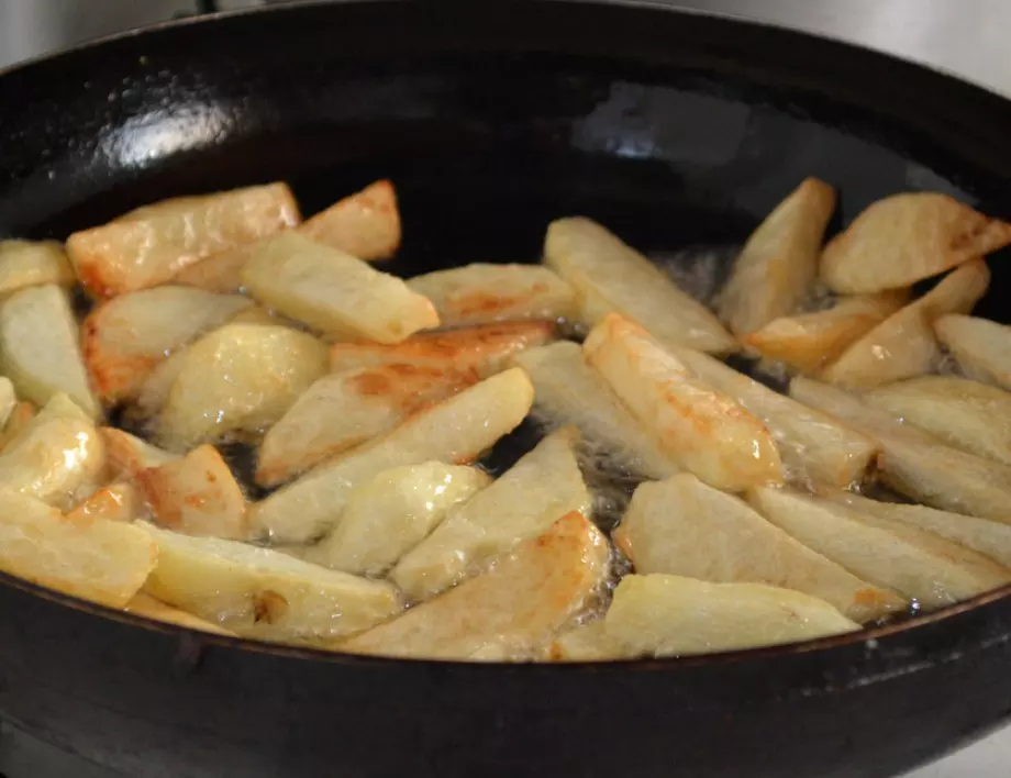 Картофите ще се изпържат по-бързо, ако преди да ги сложите в тигана, направите това
