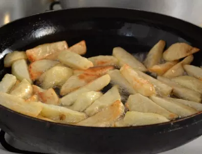 Пържене на картофи: Трябва ли да се слага капак на тигана?