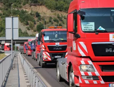 Червен бряг на протест срещу трафика на камиони по улиците на града