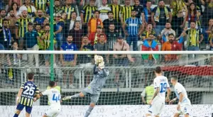 Обиди, бутилки и "Слава на Путин" за Динамо Киев и феновете им на мача с Фенербахче