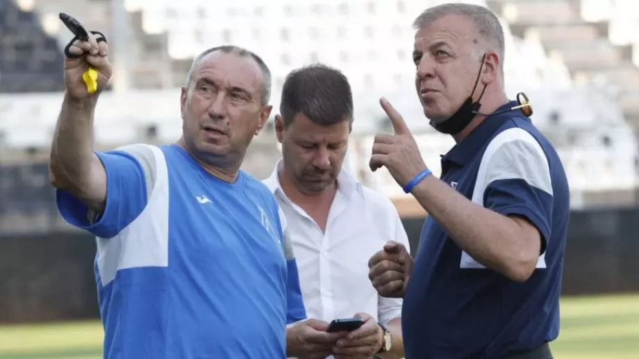 Станимир Стоилов и Наско Сираков скандират с футболистите, фенове посрещнаха Левски още на границата (ВИДЕО)