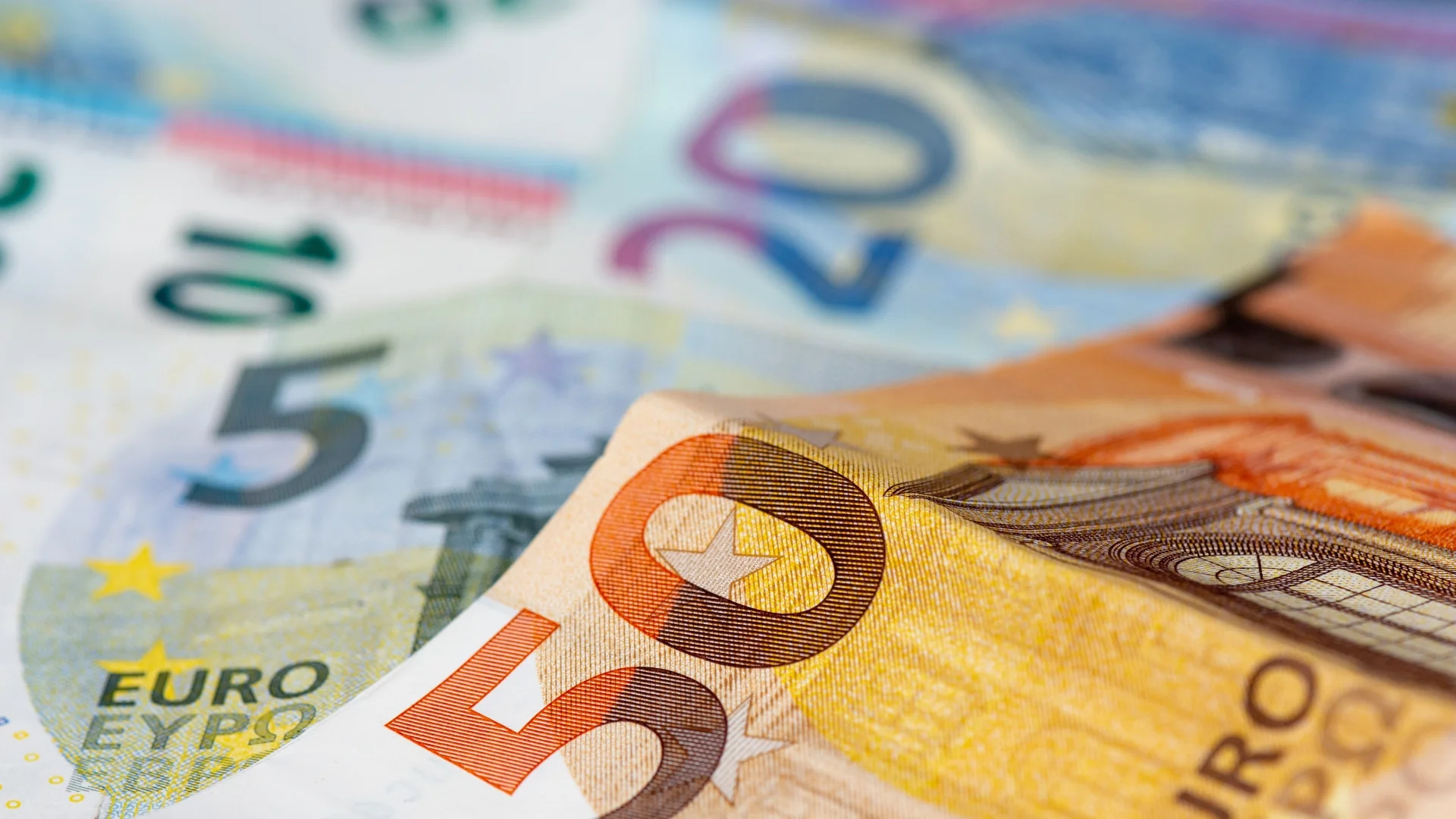 Еврото опитва стабилизиране след вчерашната рязка промяна